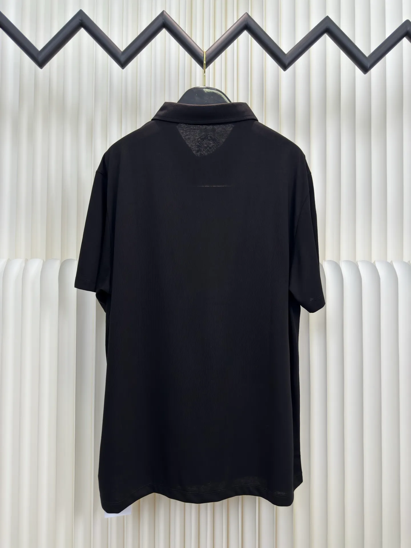 P240 Chrome Hearts Dark Pattern Cross Pattern Polo Short Sleeves Authentic Open Version - Physical Counter - Top Luxury Quality 🆚 Instant Sale of All Versions on the Market Fabric Made of Tailor-Dyeed 230G Cotton Fabric Cross Dark Pattern Scroll Printing on Chest Collar Hardware Mold Customized Accessories Size S M L
